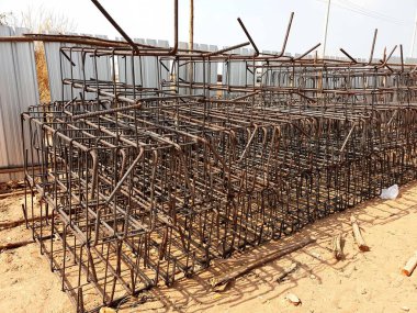 Bölgede inşaat için çelik kravat hazırlığı