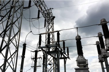 115kV kalkış yapısı ve alt istasyondaki yüksek gerilim ekipmanları, örneğin Yıldırım Tutuklayıcı, Bağlantı kesme anahtarı, Voltaj trafosu, Gökyüzü arka planındaki nimbus bulutlarında mevcut trafo