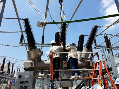 115 kV Melez Şalter ve Hava İzolasyonlu Alt İstasyon: Porselen çalılık değiştirme.