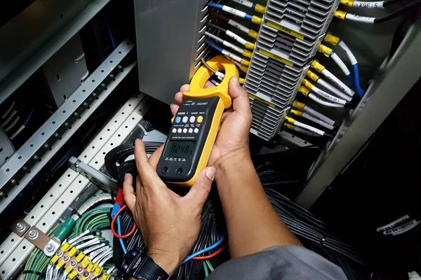 Commissioning Engineer Used Current Clamp Meter Measuring Current Terminal Current — Stock Photo, Image