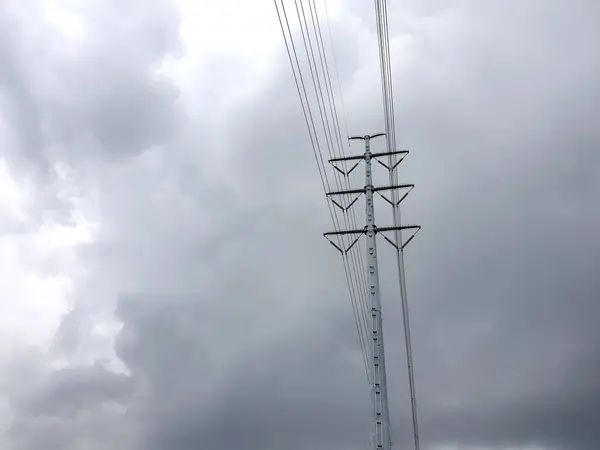 Линия Электропередач Высокого Напряжения Облаках Нимба Фоне Неба — стоковое фото