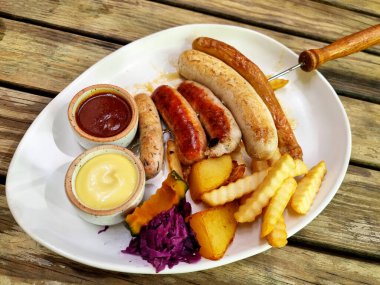 Domates ve beyaz krema soslu Alman sosisi..