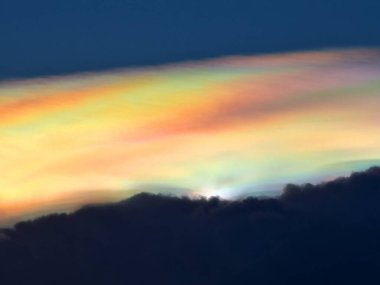 Güneşin güzel ışığı ve mavi gökyüzünde bulutlar.