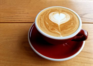 Yandan kahve, bir fincan sıcak latte sanat kahvesi, ahşap arka planda..