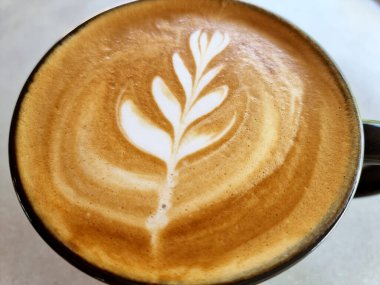 Yanda kahve dükkanı, yakın plan sıcak latte sanat kahvesi arka planı..