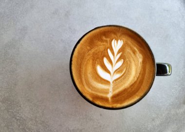 Sideway marka kahve, masada bir fincan sıcak latte..