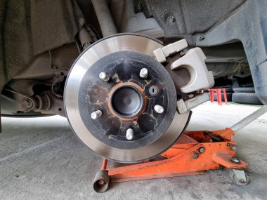 Lastik tamir etmek için arabayı kaldırıyor..