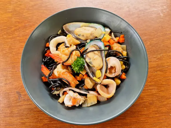 意大利面乌贼 有海鲜 贻贝和木制背景的蔬菜 — 图库照片