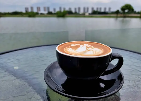 Καφές Στο Πλαϊνό Κατάστημα Ένα Φλιτζάνι Ζεστό Καφέ Latte Art — Φωτογραφία Αρχείου