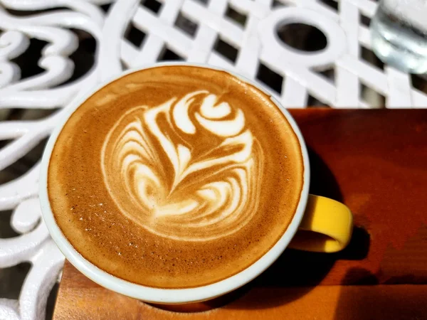 Καφές Στο Πλαϊνό Κατάστημα Ένα Φλιτζάνι Ζεστό Καφέ Latte Art — Φωτογραφία Αρχείου
