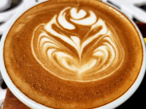 サイドウェイショップコーヒー クローズアップホットラテアートコーヒーの背景 — ストック写真