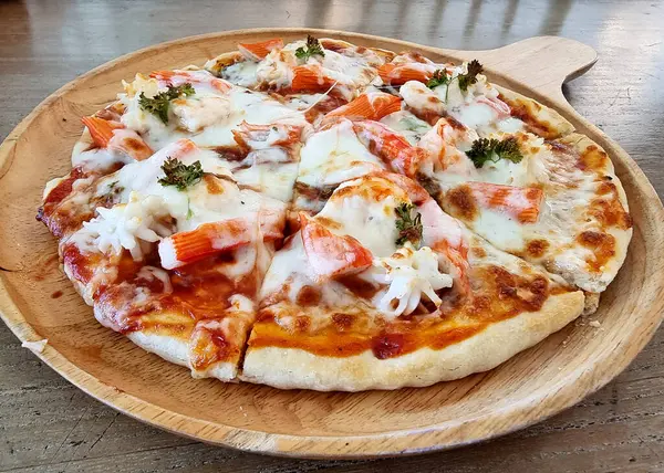 Deliciosa Pizza Cóctel Mariscos Mesa — Foto de Stock