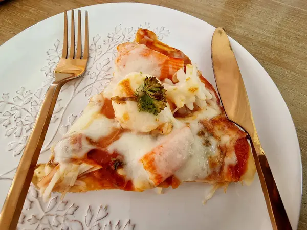 美味的海鲜鸡尾酒披萨用刀叉分开放在盘子里 — 图库照片