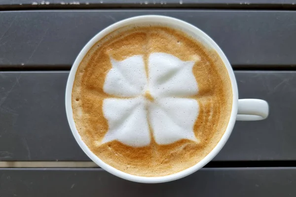 Yandan Kahve Bir Fincan Sıcak Latte Sanat Kahvesi Ahşap Arka — Stok fotoğraf