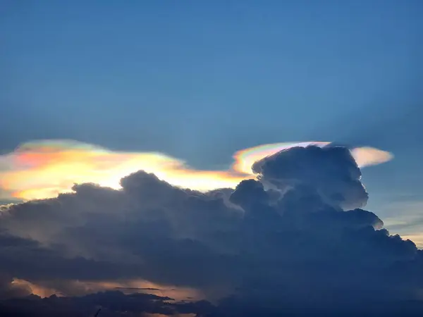 Bella Luce Del Sole Nube Negli Sfondi Cielo Blu — Foto Stock