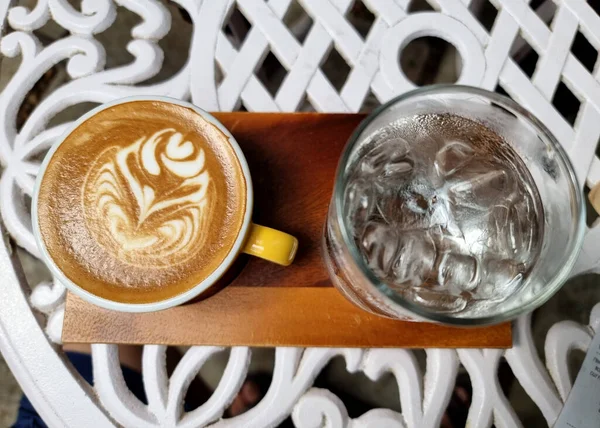 Samping Toko Kopi Secangkir Kopi Seni Latte Panas Dengan Air — Stok Foto