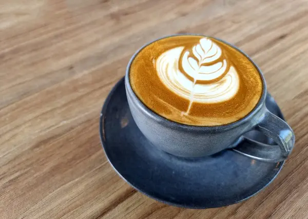 Sideway商店咖啡 木制背景的热拿铁艺术咖啡 — 图库照片