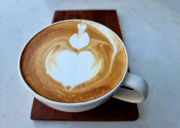 Sideway Shop Kaffee Eine Tasse Heißen Latte Art Kaffee Auf — Stockfoto