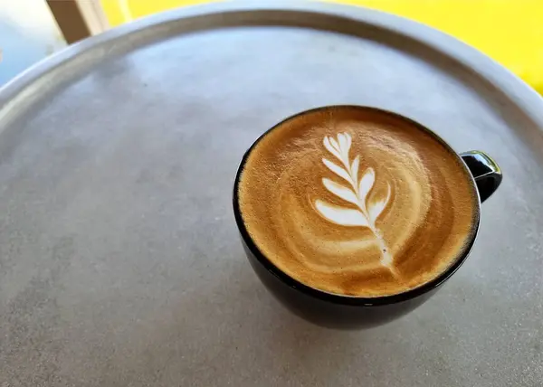 Sideway Bolt Kávé Egy Csésze Forró Latte Art Kávé Asztalon — Stock Fotó