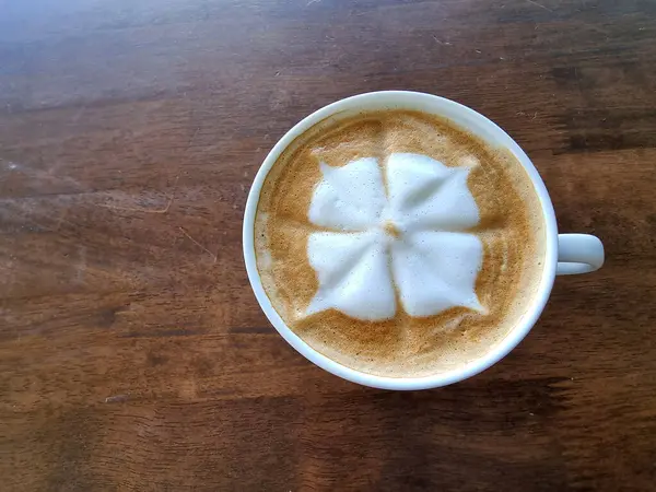 Sideway Sklep Kawa Filiżanka Gorącej Kawy Latte Sztuki Drewnianym Tle — Zdjęcie stockowe