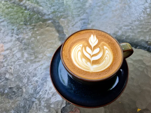 Sideway Marka Kahve Masada Bir Fincan Sıcak Latte — Stok fotoğraf