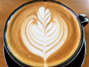 Yanda kahve dükkanı, yakın plan sıcak latte sanat kahvesi arka planı..