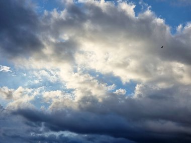 Mavi gökyüzünde bulutlar var.