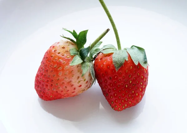 Zwei Rote Erdbeeren Auf Weißem Hintergrund — Stockfoto