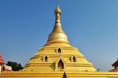 Büyük altın boromma Nakhon chum stupa Kamphaeng, Tayland 'da mavi gökyüzü arka planı.