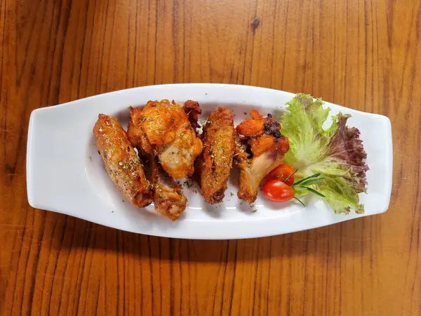 Gebratene Chicken Wings Mit Gemüsesalat Auf Einem Bootsförmigen Teller — Stockfoto