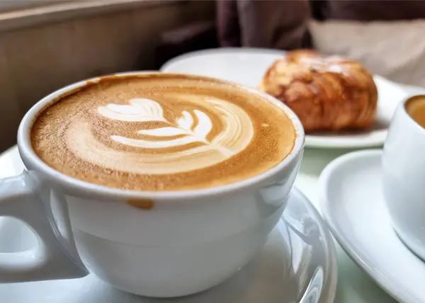 Secangkir Kopi Latte Panas Dengan Croissant — Stok Foto