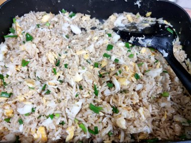 Sıcak tavada yakın plan yengeç eti kızartılmış pirinç..