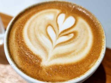 Yanda kahve dükkanı, yakın plan sıcak latte sanat kahvesi arka planı..