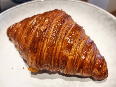 Kruvasan beyaz bir tabakta..