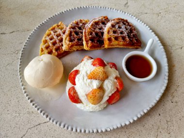 Waffle ve vanilyalı dondurma. Dondurmalı çilek.