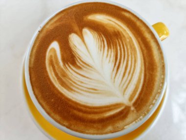 Bir fincan sıcak latte sanat eseri, basit lale kahvesi.
