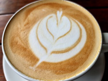 Bir fincan sıcak latte sanat eseri, basit lale kahvesi.