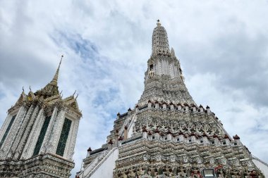 Phra Prang Wat Ratchawararam Tapınağı, Tayland 'ın Bangkok Yai bölgesinde Chao Phraya Nehri' nin Thonburi batı yakasında yer alan bir Budist tapınağıdır.