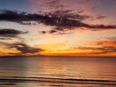 Sabah vakti kumsalda güneş doğmadan önce deniz olan güzel bulutlar.