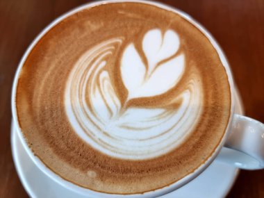 Bir fincan sıcak latte sanat eseri, basit lale kahvesi.
