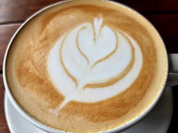 Bir fincan sıcak latte sanat eseri, basit lale kahvesi.