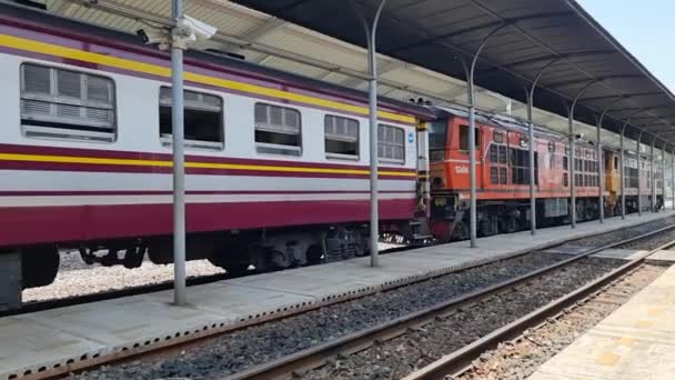 Ett Diesellok Med Andra Klassens Transport Thailands Statsjärnväg Vid Bangkoks — Stockvideo