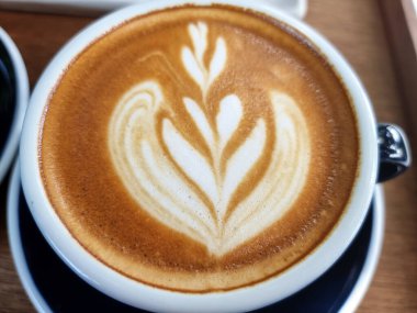 Bir fincan sıcak latte sanat eseri, basit lale kahvesi.