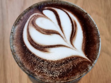 Bir fincan sıcak sütlü çikolata ya da sıcak kakao.