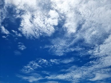 Mavi gökyüzündeki bulutların perspektifi