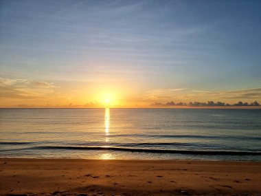 Sabahın erken saatlerinde güneşin doğduğu güzel sahil.