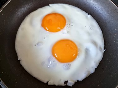 Kahvaltıda çırpılmış demir tavada iki yumurta..