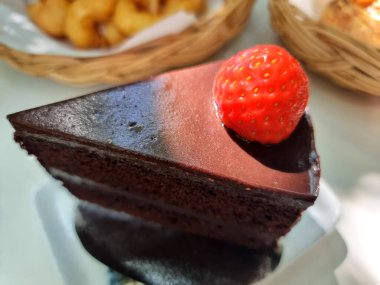 Kafenin tepesinde taze çilekli çikolatalı pasta..