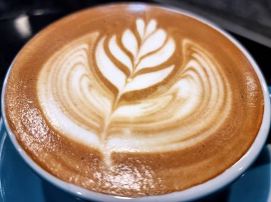 Bir fincan sıcak latte sanat eseri, basit lale kahvesi.