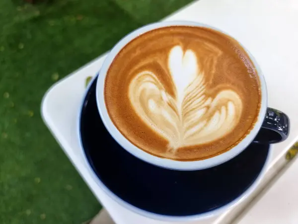 Kedai Kopi Secangkir Kopi Seni Latte Panas Atas Meja — Stok Foto